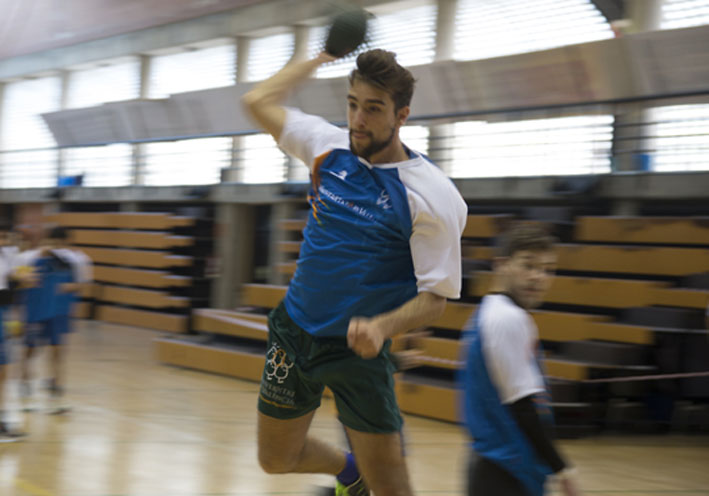 Un jugador d'handbol, a la Universitat.