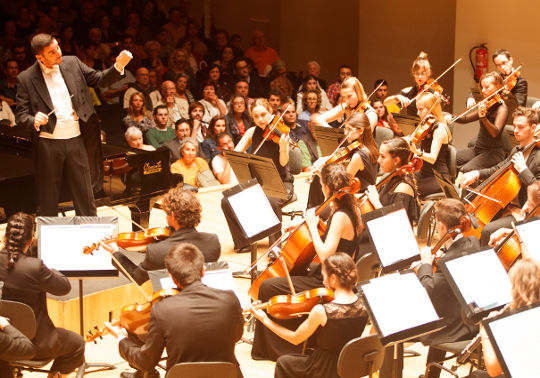 Hilari Garcia, al front de l'Orquestra de la Universitat en el Concert d'Obertura de Curs al Palau de la Música.
