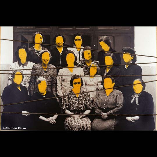 Fotografía de mujeres con las caras pintadas de amarillo