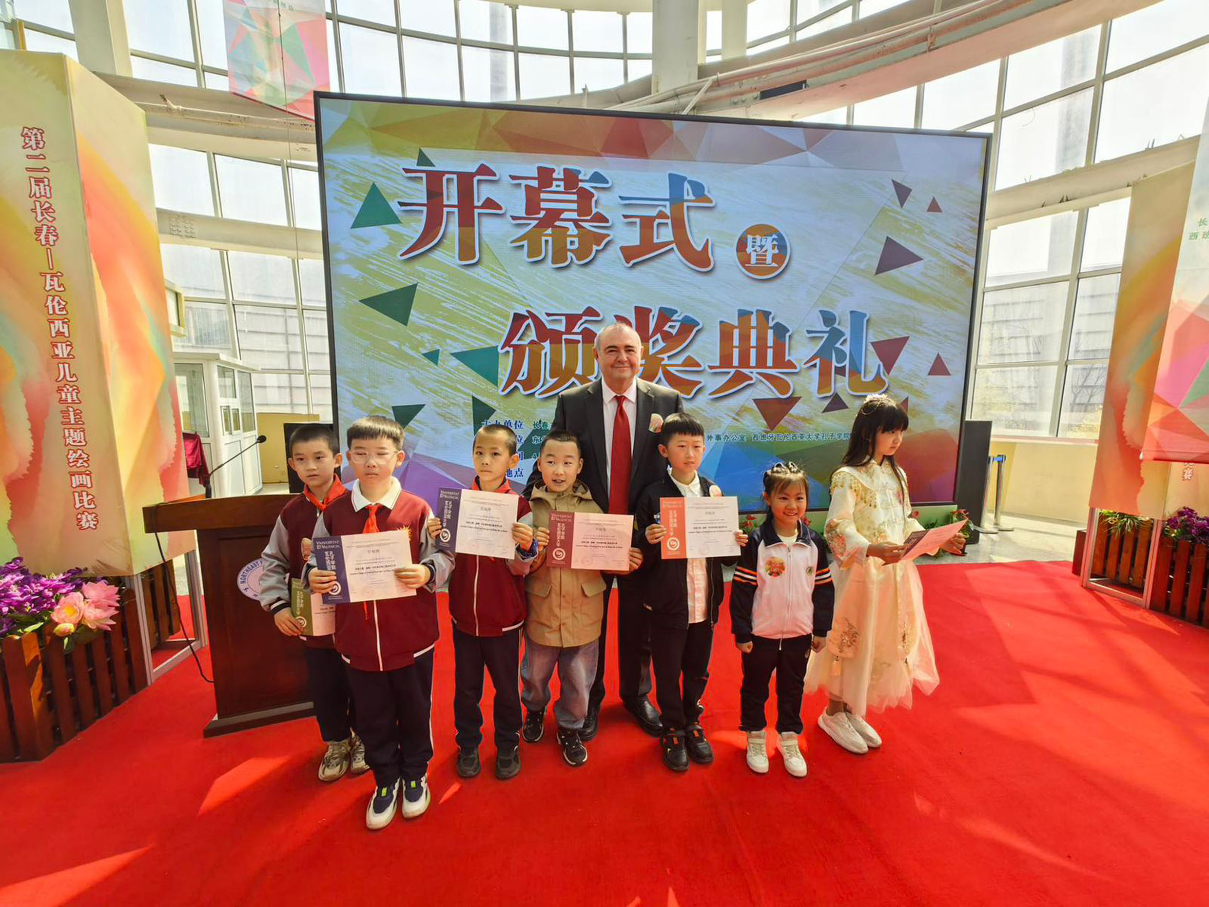 Vicente Andreu, with the winners of the competition