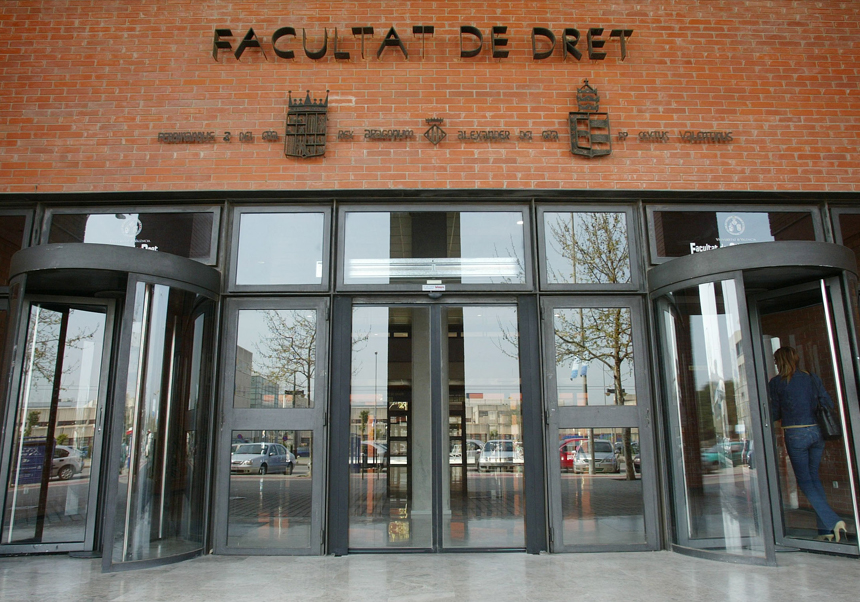 Fachada de la Facultad de Derecho de la Universitat de València.