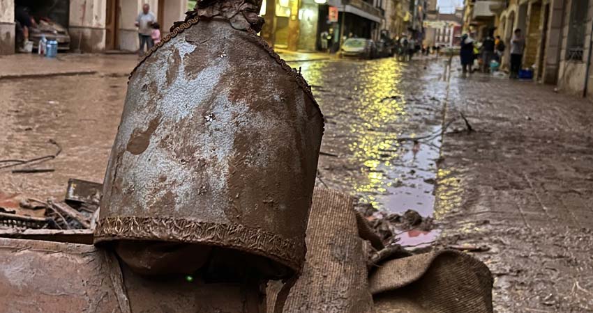 Una campana despenjada en el sòl
