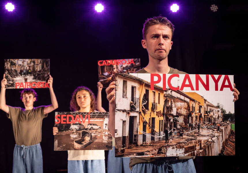 Una escena de l'obra 'Un instant de bellesa', per Escena Erasmus UV. Foto: Miguel Lorenzo.