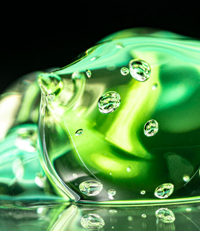 Formas líquidas con fondo verde