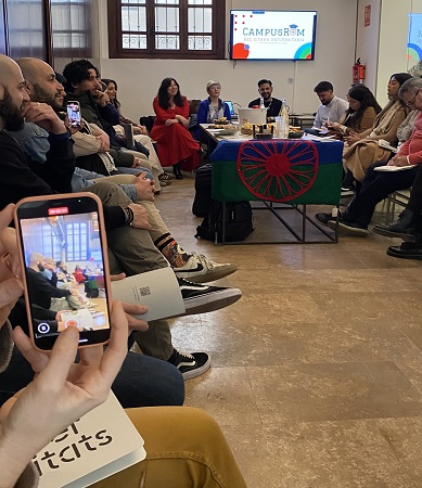 Reunió d'estudiants gitanos en La Nau