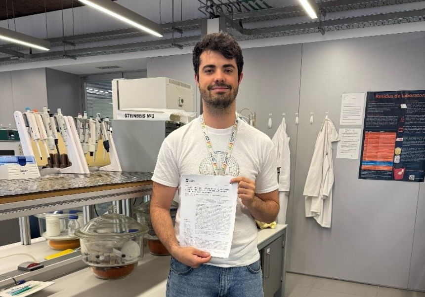 Investigador amb la publicació a paper