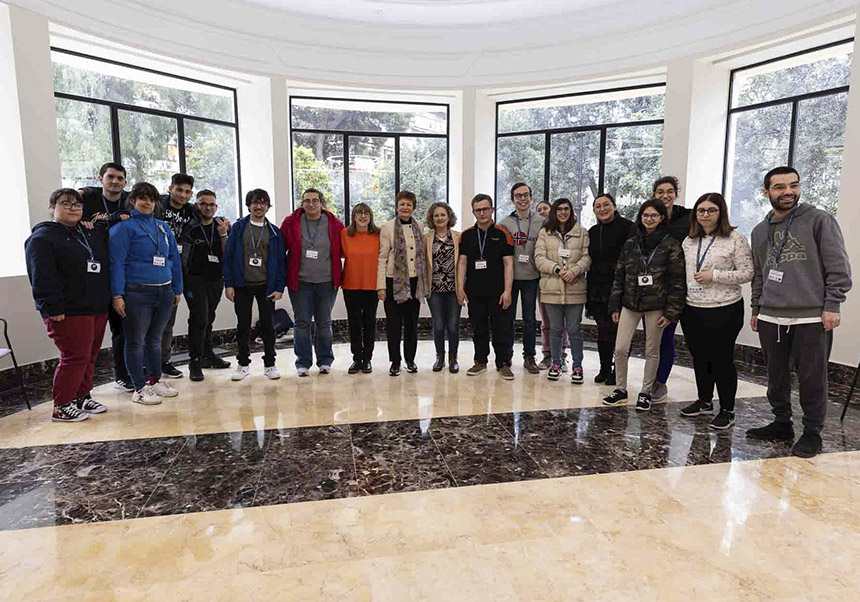 Estudiantes con la rectora.