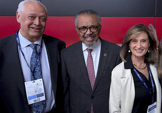 Santiago Mas-Coma i María Dolores Bargues de la UV amb el director general de l'OMS Tedros Adhanom Ghebreyesus en el Fòrum de Lyon.