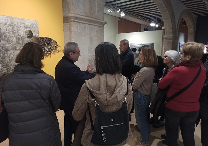 Grup de persones visitant l'exposició - imatge 0