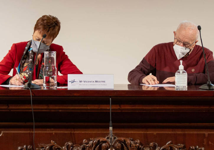 La rectora Maria Vicenta Mestre y Vicent Àlvarez, en el momento de la firma de la aceptación de la donación.