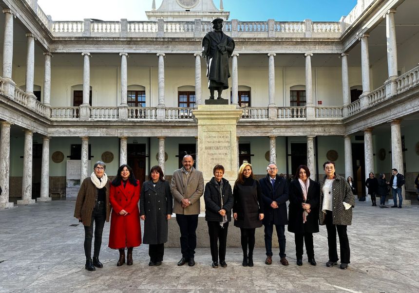 La rectora amb la delegació mexica i responsables AEPV durant la signatura del conveni.