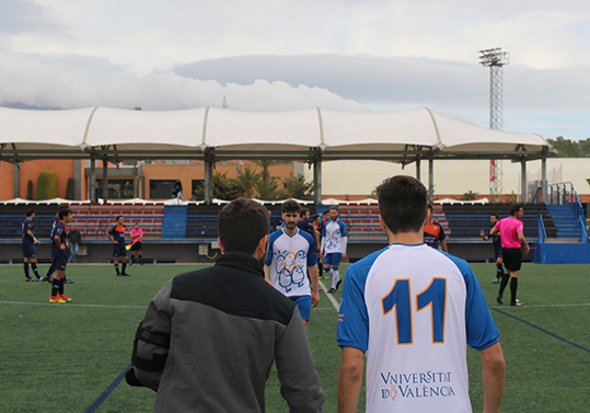 Un entrenador dóna indicacions a un esportista.