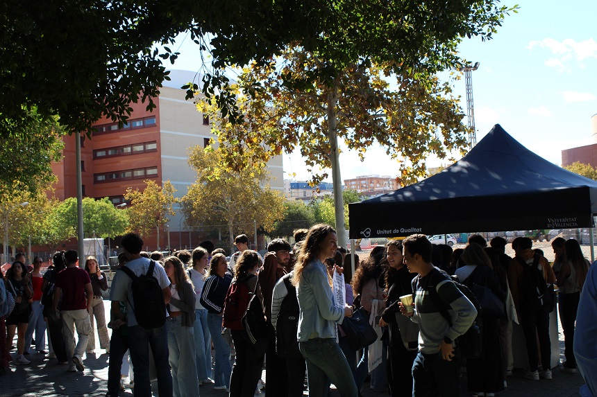 Estudiantat a la benvinguda del Campus de Els Tarongers
