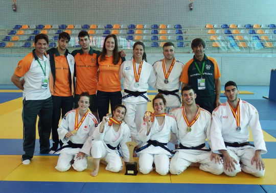 L'equip de judo de la Universitat celebra l'or a Mieres, Astúries.