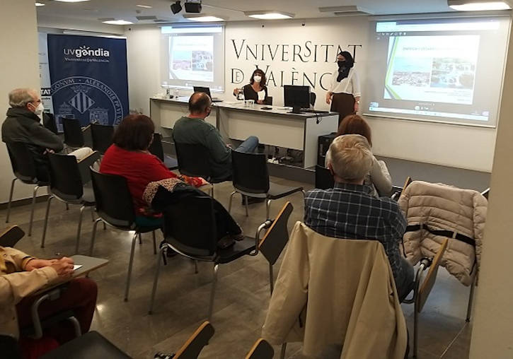 La professora Mª Dolores Furió, en la conferència d'Unisocietat a Gandia.