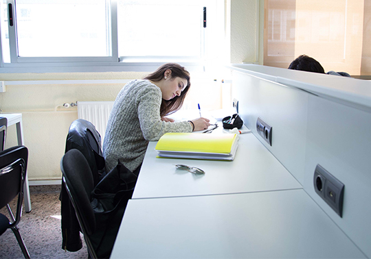 Alumna estudiando