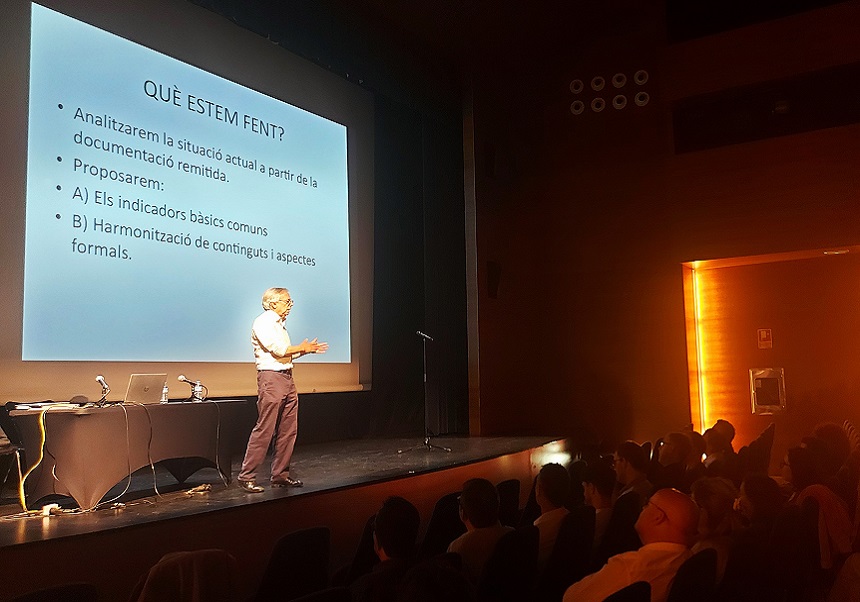 Antonio Ariño hablando. Momento durante la sesión.