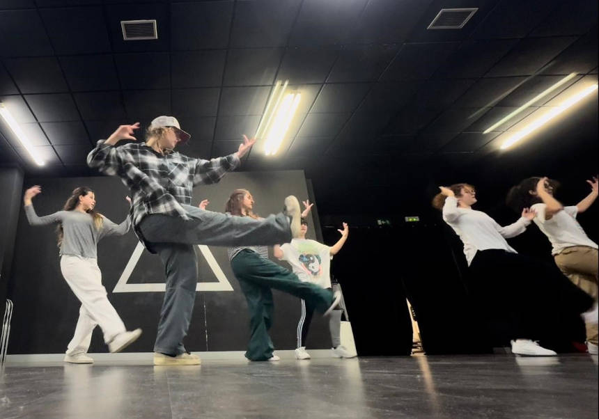 Un grupo de estudiantes practican K-Pop.