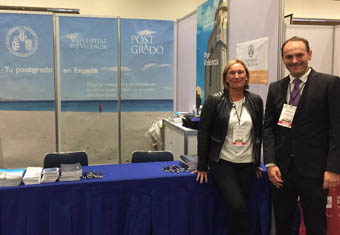Assumpta Marco y Carlos Pomer, en el estand de la Universitat en la feria educativa de México.