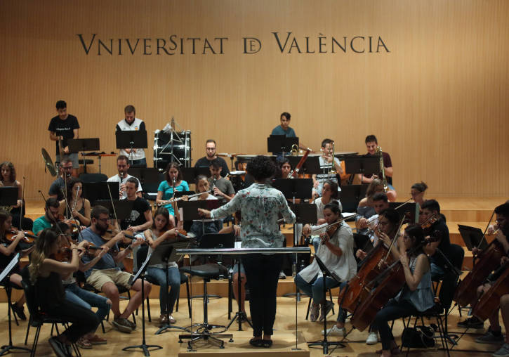 Assaig de l'Orquestra Filharmònica UV, amb direcció de Beatriz Fernández Aucejo. Foto d'arxiu.