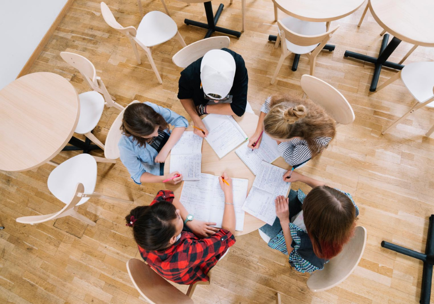 coloquio en mesa redonda 4 personas