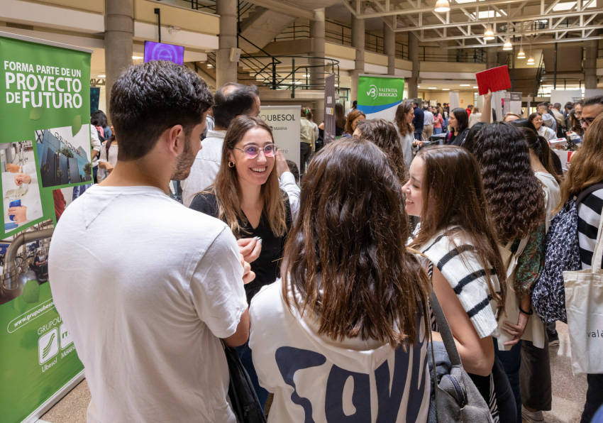 Imatge del esdeveniment:Imatge gràfica del Fòrum de Farmàcia i Ciències de l'Alimentació 2024-25.