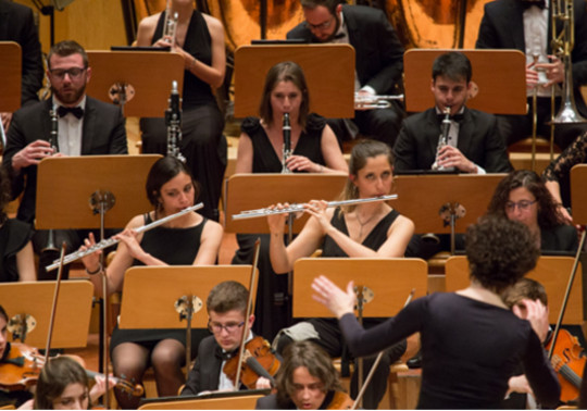 The Orquestra conducted by Beatriz Fernández during a concert in Zaragoza