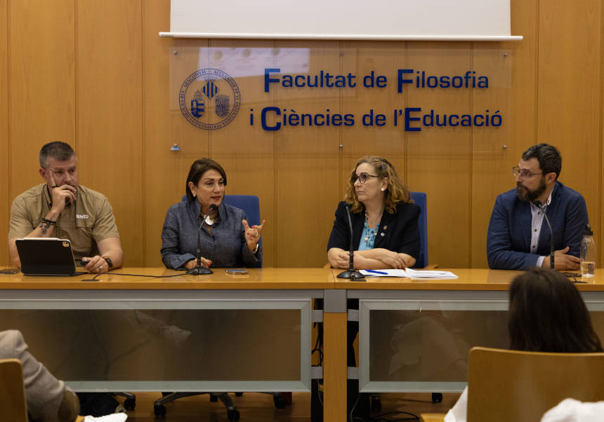 De izquierda a derecha: Agustín Gómez y Victoria Hernández, del equipo de Costa Rica; la decana de la Facultat, Elena Cantarino; y el catedrático Andrés Payà, director del proyecto en la UV.