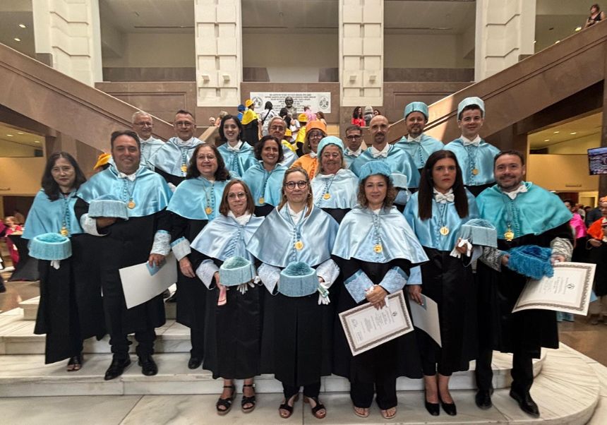 Doctores i doctors amb els seus padrins i madrines de la Facultat de Filosofia i Ciències de l'Educació