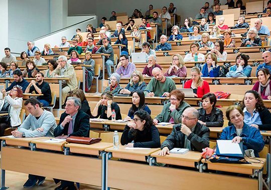 En les imatges, diferents moments de la conferència inaugural del congrés.