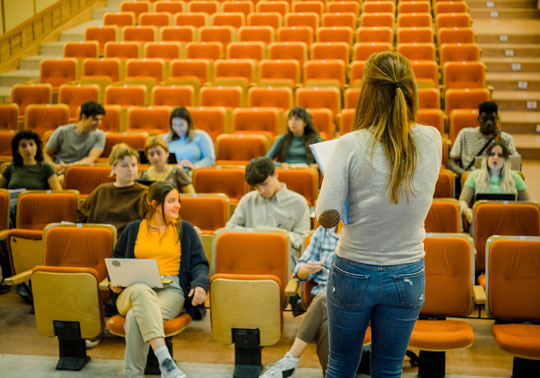 Professora de la Universitat fent classe.