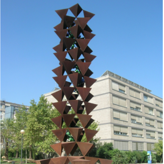 Escultura de ferro representant l'ADN