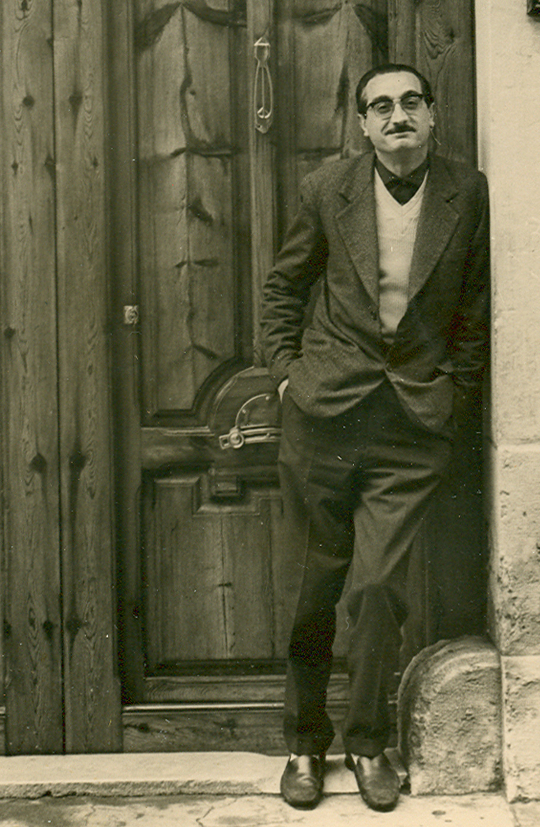 Joan Fuster en la puerta de su casa (1960).