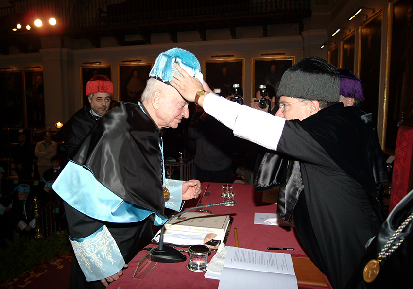 Edgar Morin y el rector Francisco Tomás durante el acto de investidura como doctor <i>honoris causa</i>.