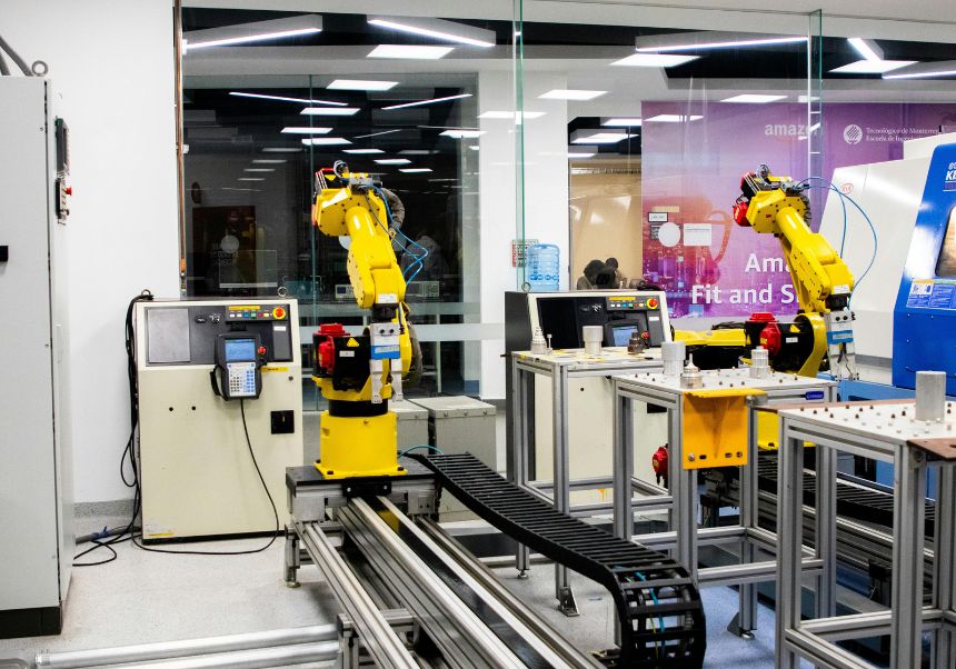Fotografia de laboratori robòtic. Amadeo Fuenmayor escriu sobre la imposició als robots en la revista Temes per al Debat