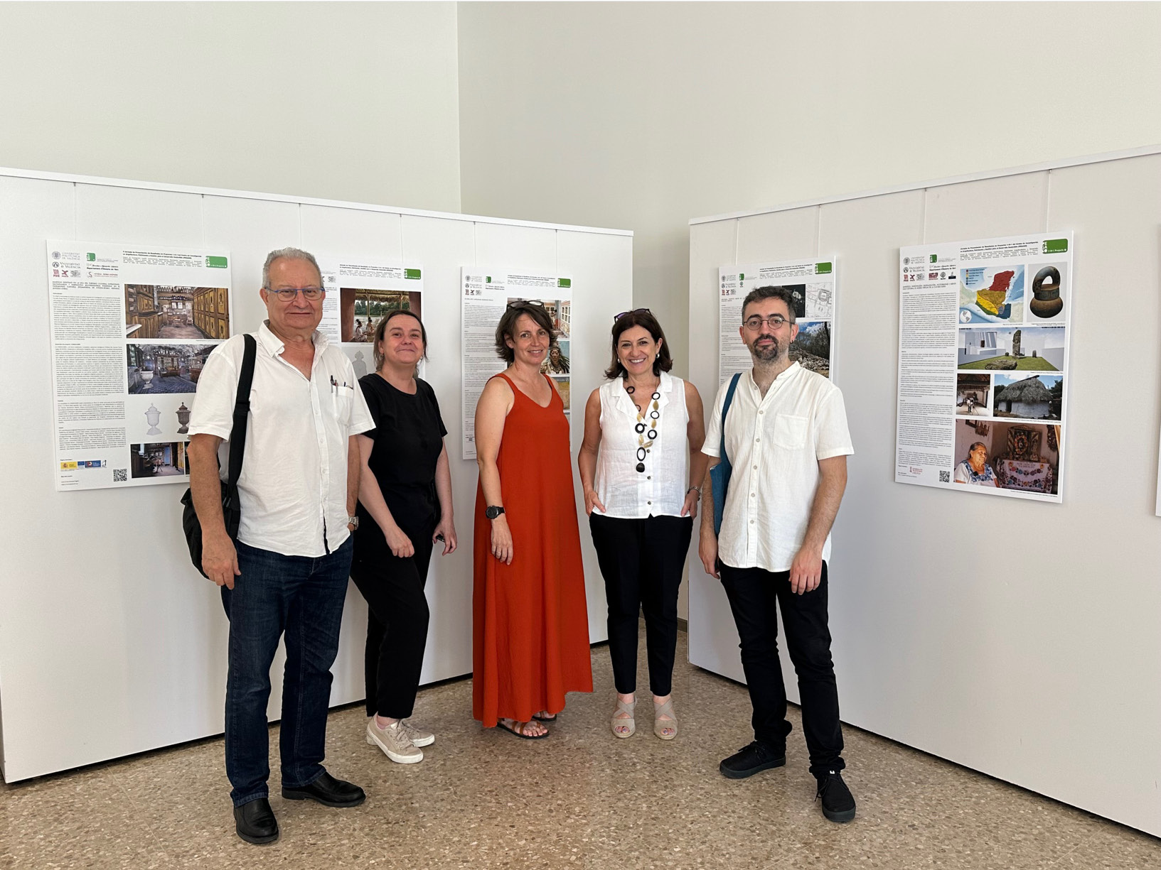 L'equip d'Arsmaya visitant l'exposició