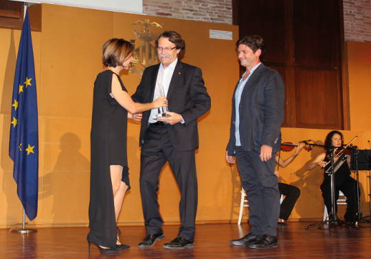 La concejala Maite Girau entrega el galardón a José Campos acompañado por Carlos Navarro.