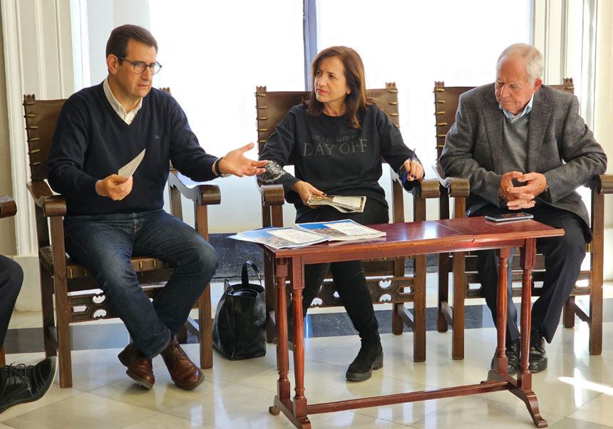 D’esquerra a dreta: Jorge Hermosilla (catedràtic de Geografia de la Universitat de València), Marta Alonso (directora general de Patrimoni Cultural de la Generalitat) y Francisco Almenar (president del Tribunal de les Aigües).