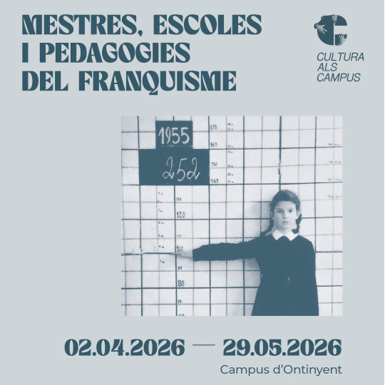 Imatge antiga d'una xiqueta amb uniforme davant d'una paret amb mesures