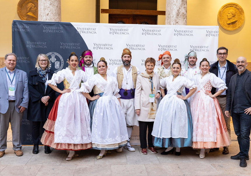 La Rectora de la UV, Mavi Mestre, y otras autoridades de la Alianza Forthem posan junto a algunos de los bailadores y bailadoras participantes en el acto de bienvenida.