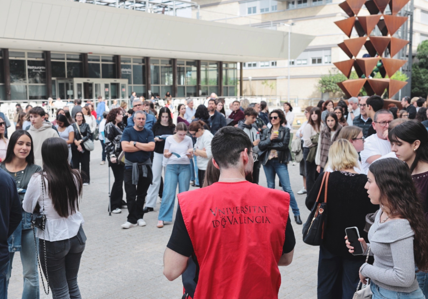 Familias y estudiantado preuniversitario en el punto de encuentro del campus de Burjassot