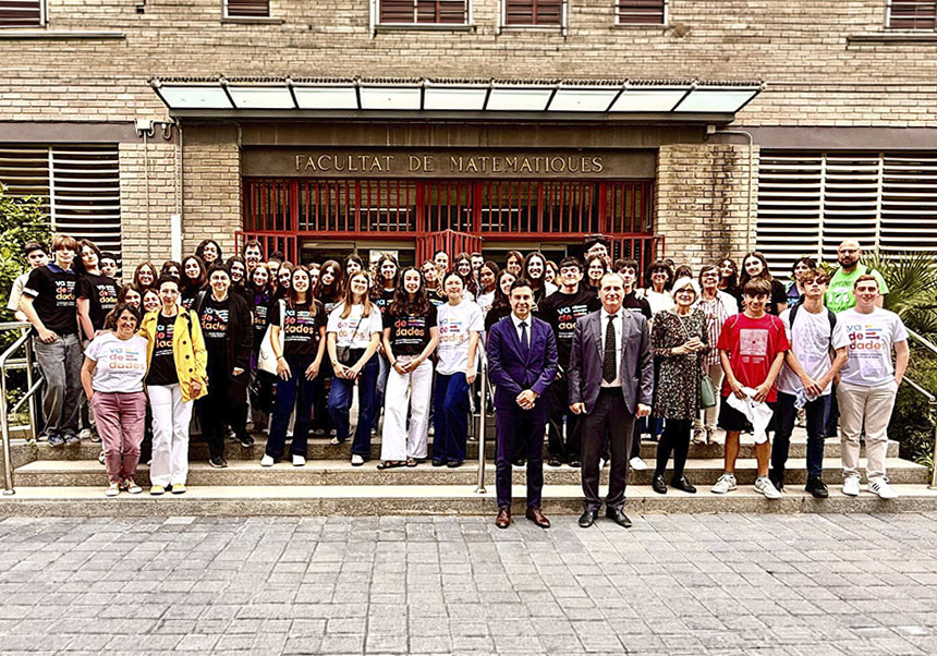 Participants en el concurs, a les portes de la Facultat de Ciències Matemàtiques de la Universitat de València