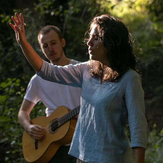 Foto de una mujer y un hombre