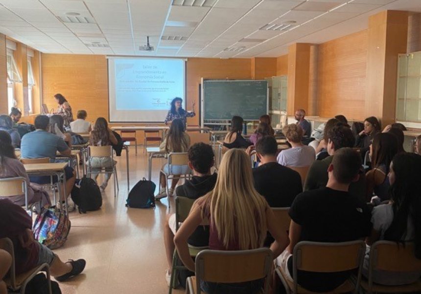 Moment during the session 'Emprender por la Economía Social' celebrated in Burjassot.
