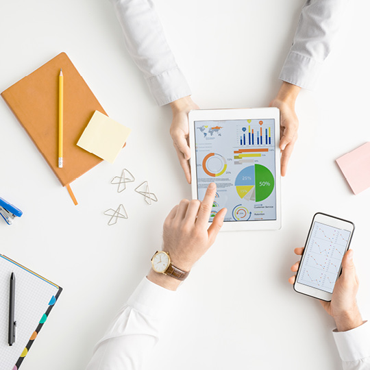 Persones treballant en una taula