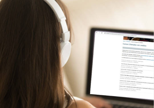 Imatge del esdeveniment:Una estudianta realitza un curs online.
