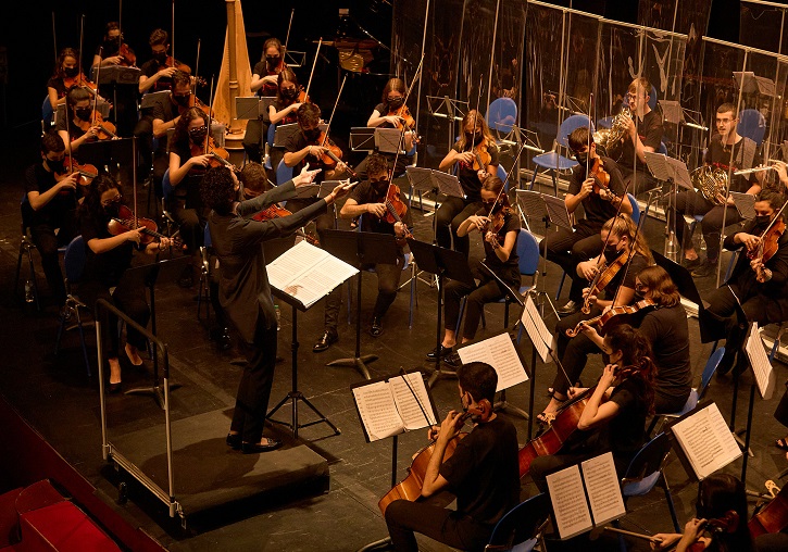 La Orquestra Filharmònica en el Teatro Serrano de Gandia.