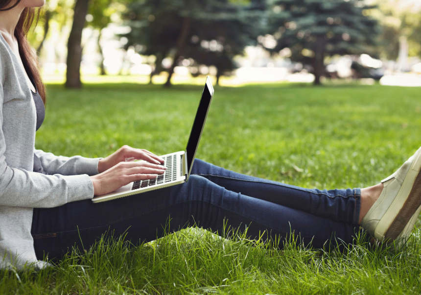 estudiante con el portátil en el parque