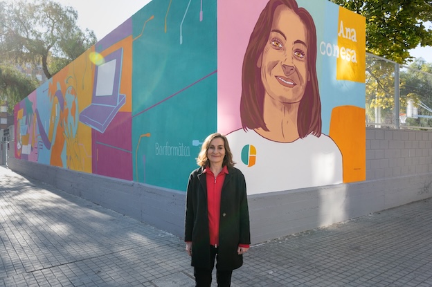 Ana Conesa davant del mural que li ret homenatge al CEIP Carles Salvador de Benimaclet