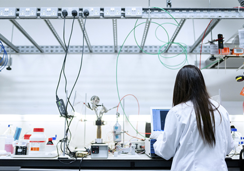 Una investigadora en un laboratorio.